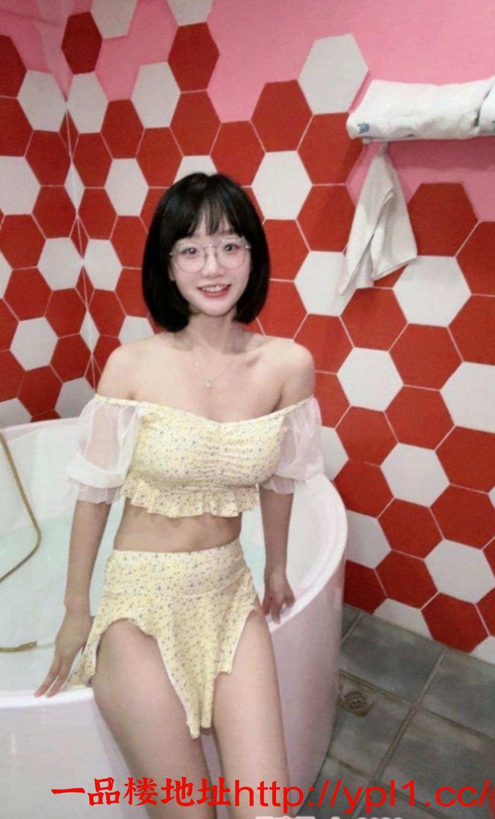 清纯闷骚眼镜小嫩逼可先视频