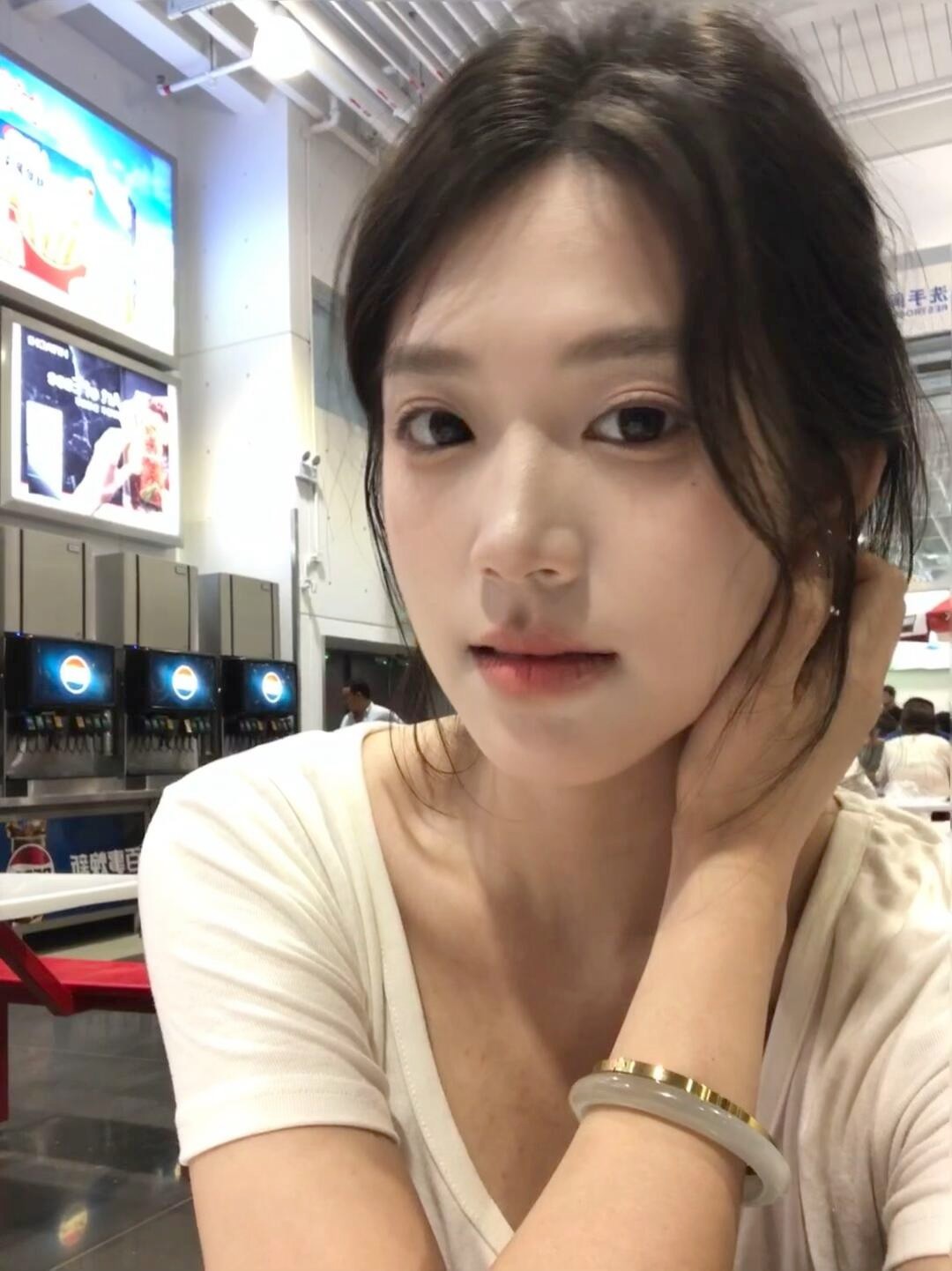 这个妹子很绝色