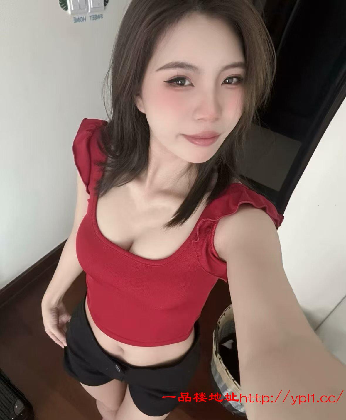 坚挺大胸白嫩美女