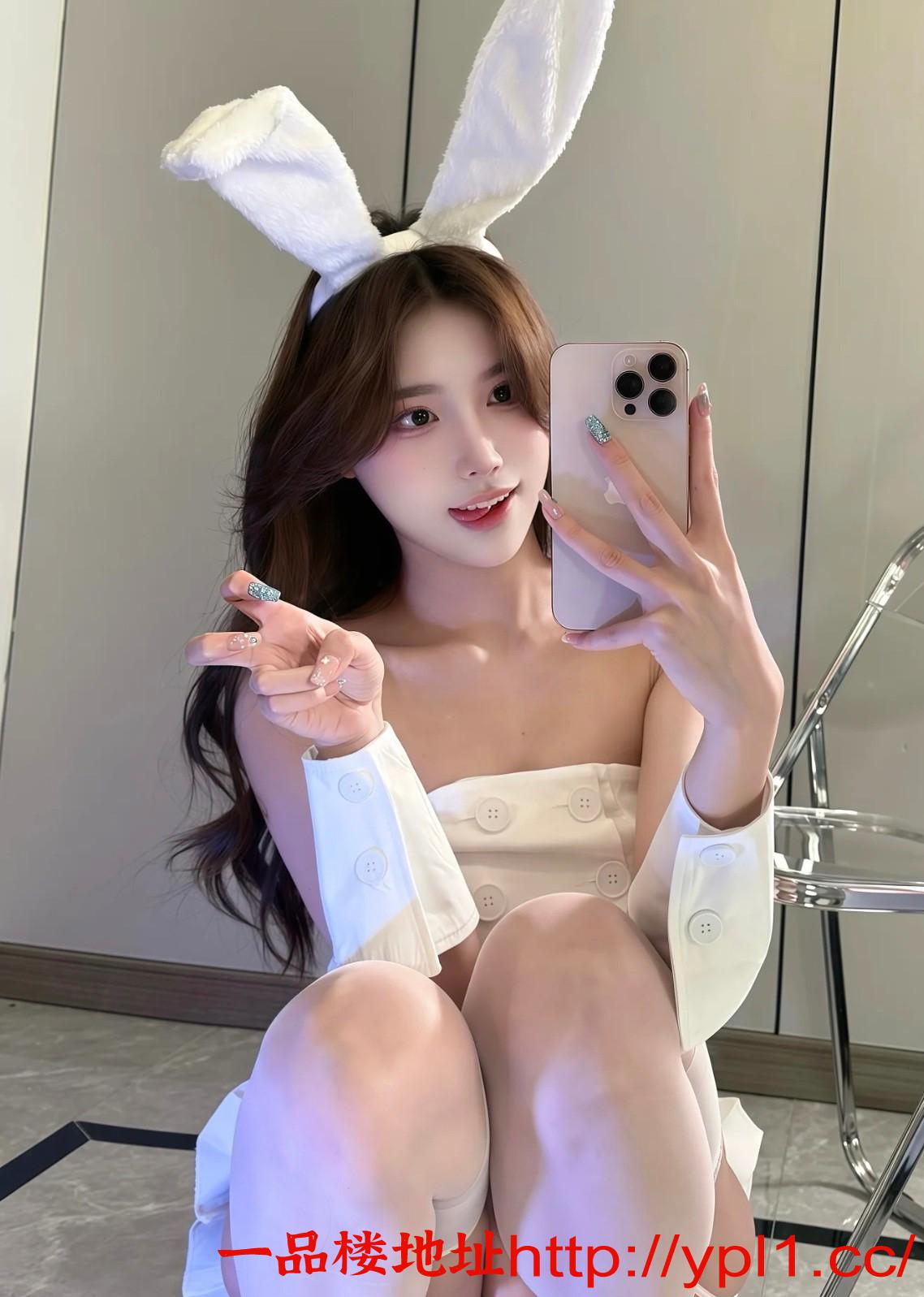 人美穴嫩大球诱惑眼神很勾引人