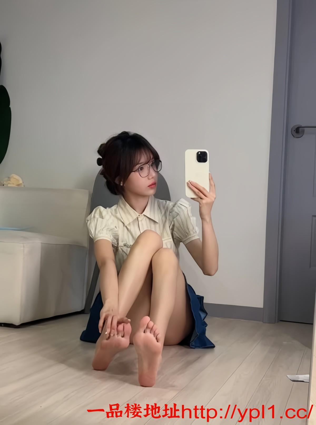 分享00后兼职嫩妹 完美身材粉嫩鲍鱼会夹会舔体验感拉满(可外出)