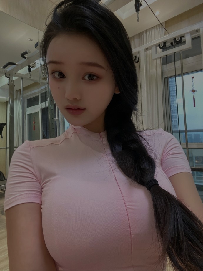 身材紧致丰满小姐