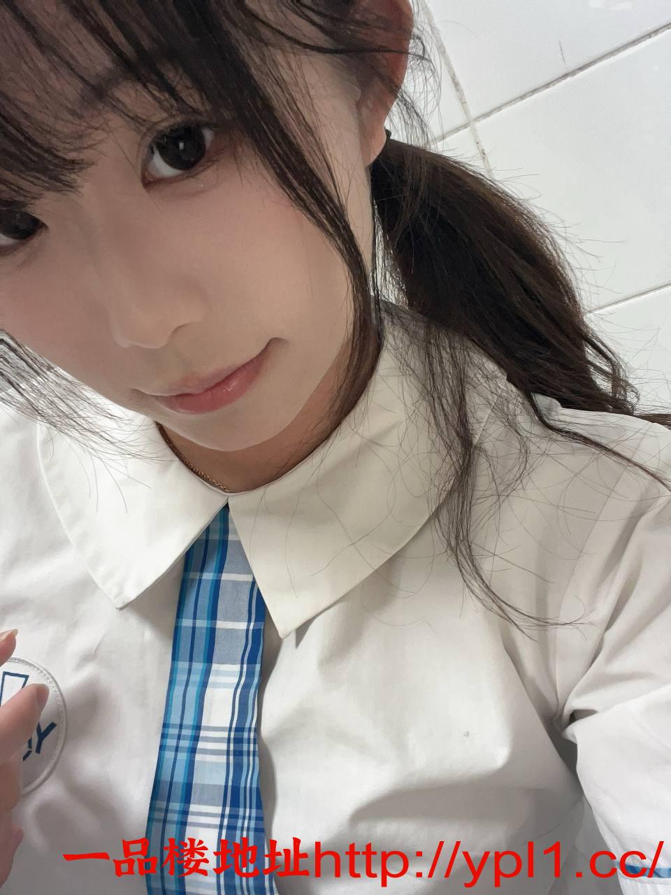 红色的暖光充盈着整个房间