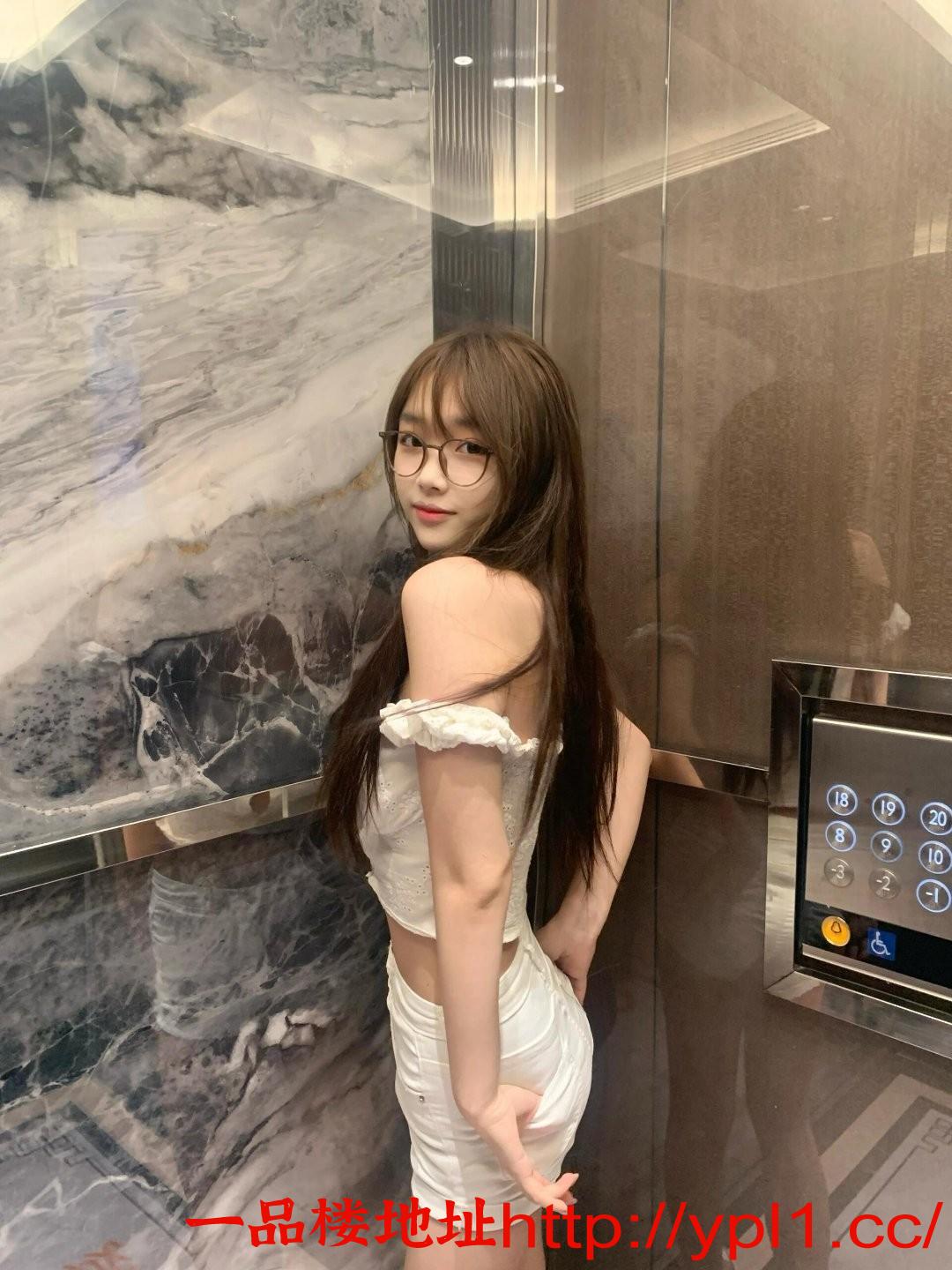 21岁小嫩妹兼职乖巧很配合