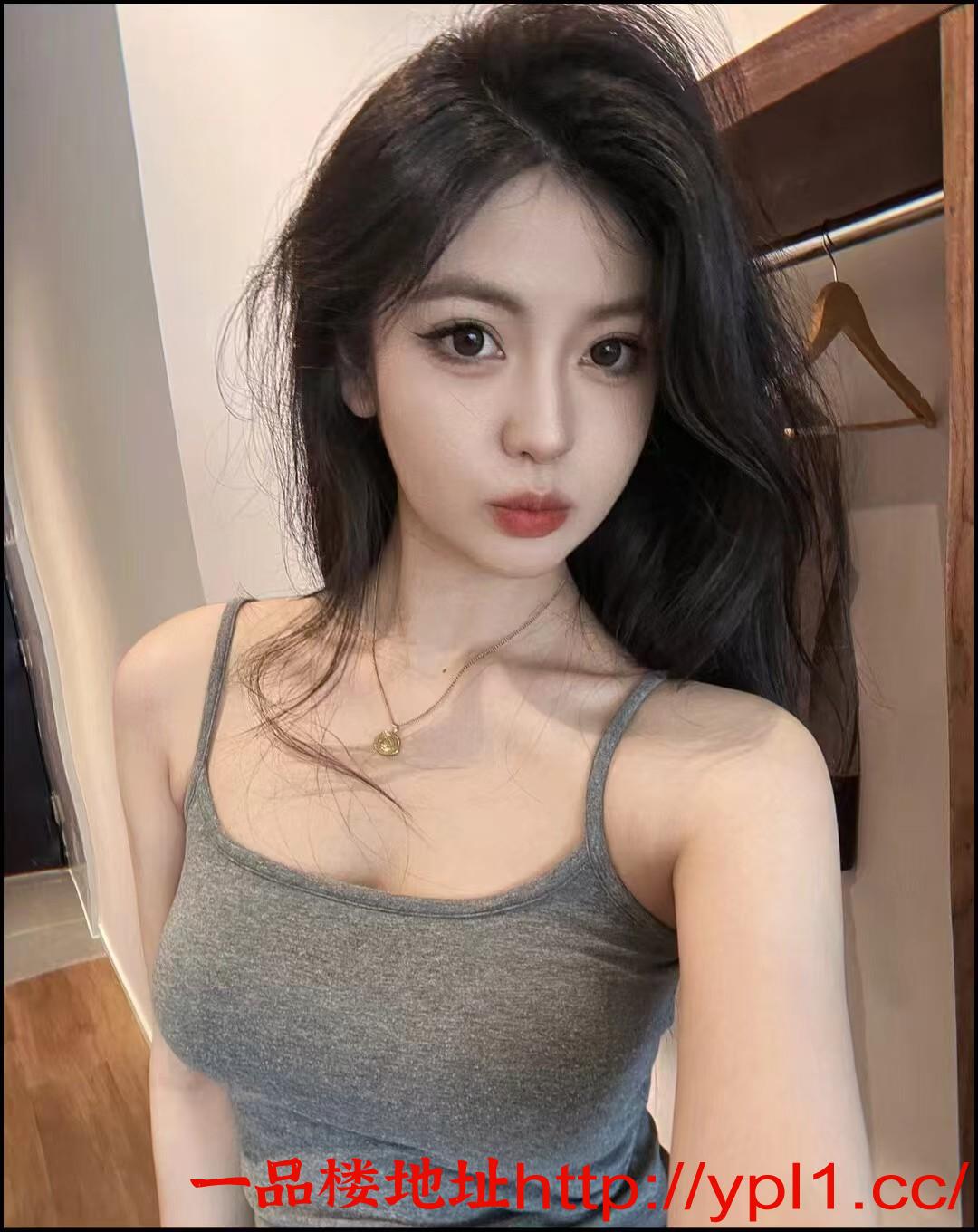 粉嫩大胸花式服务小骚妹