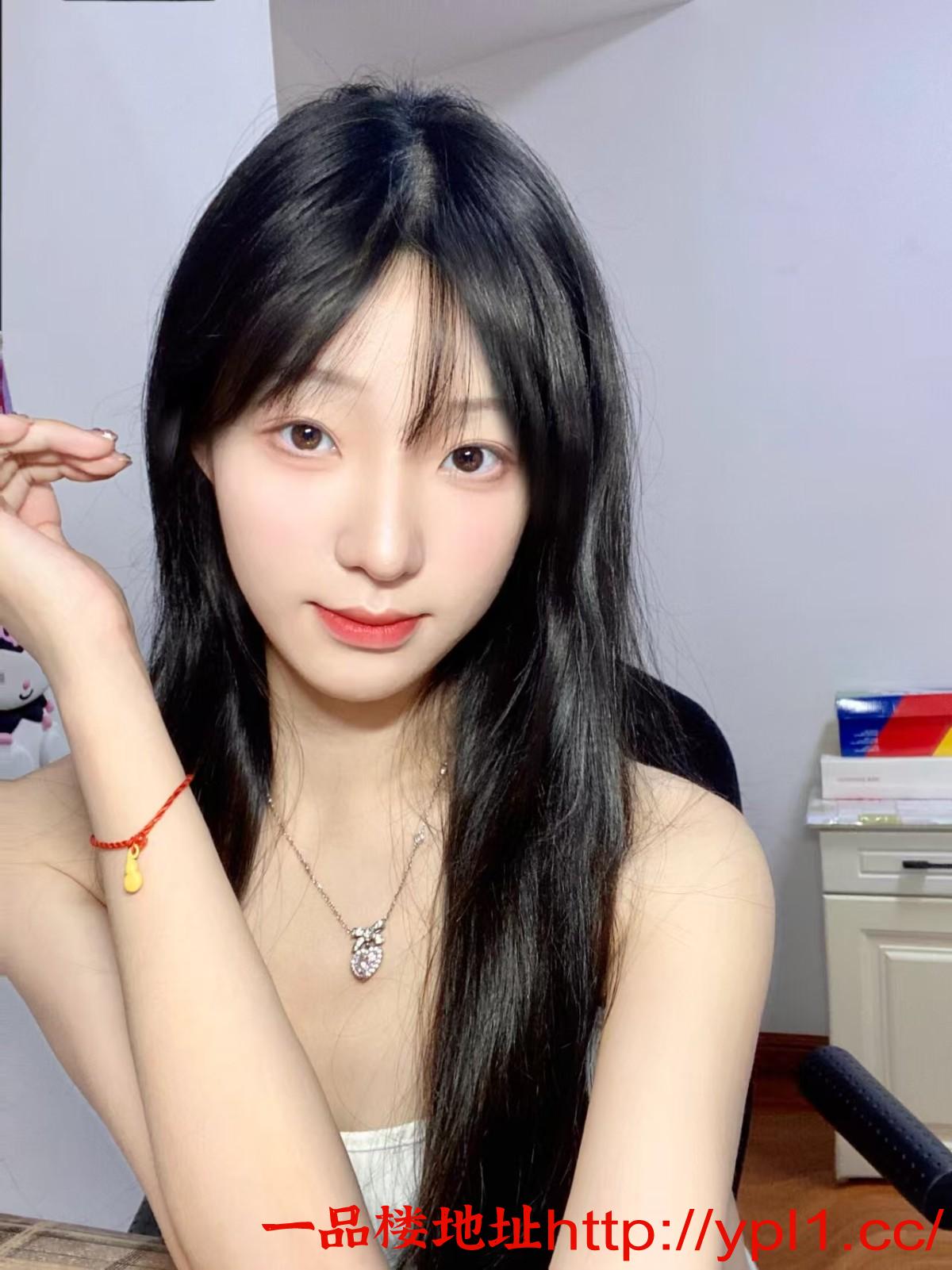 校园清纯大奶美女粉嫩紧凑湿润好多汁