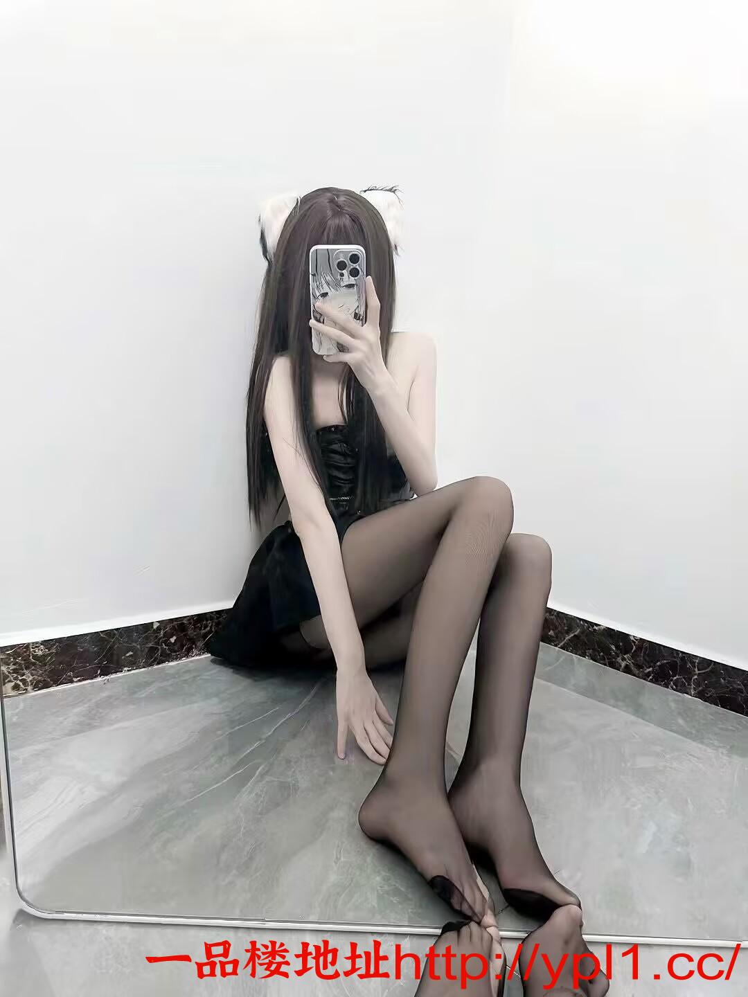 热辣白虎大长腿性感美眉