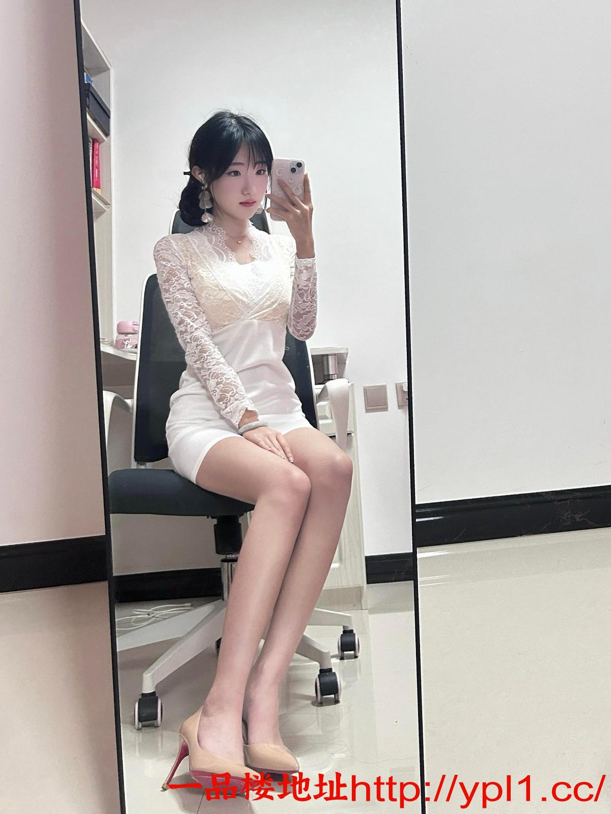 刚下海年轻的肉体，后入屁股很弹，里面夜超紧