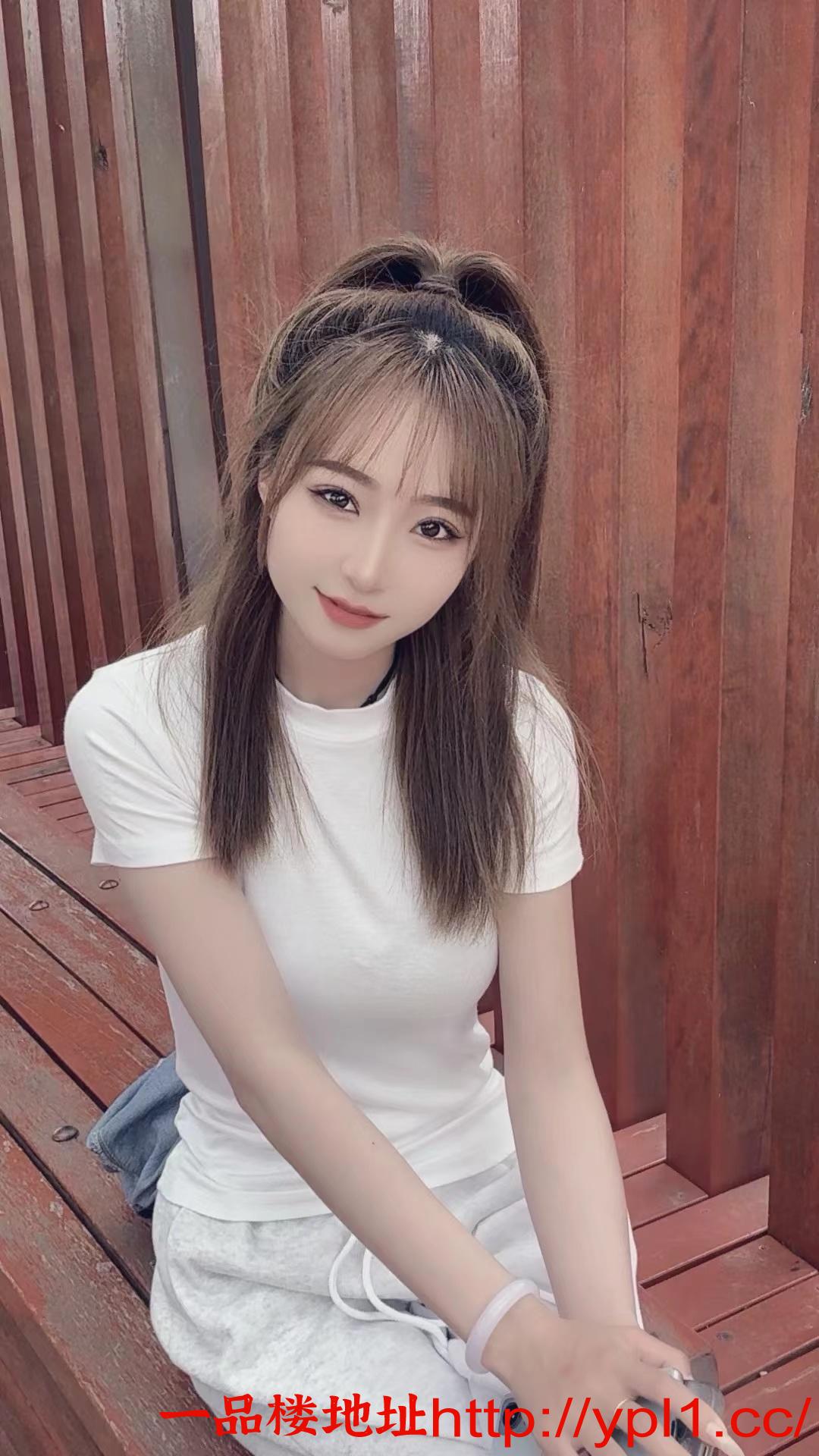 文静性感尤物兼职小姐姐