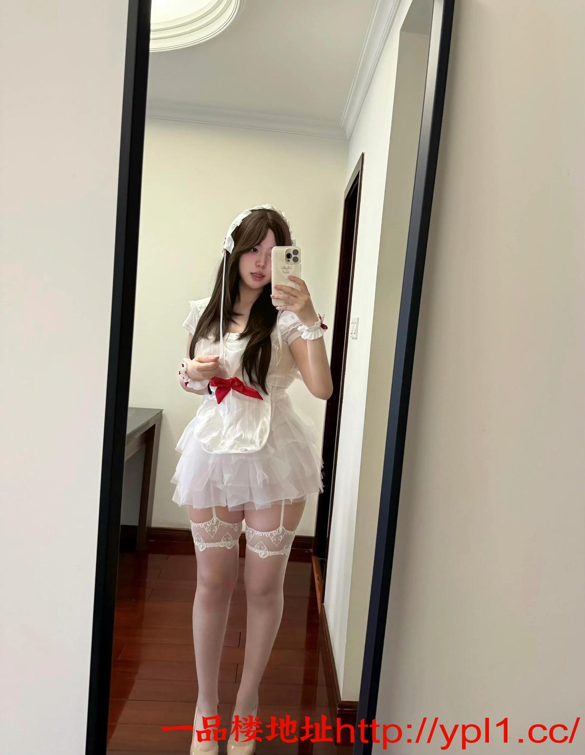 23岁极品美女粉嫩蝴蝶B水多透明拉丝