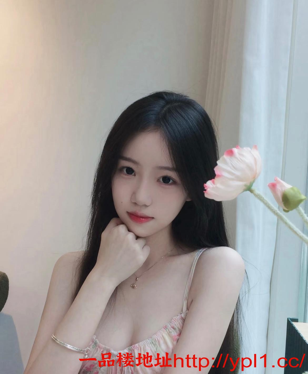 甜美性感小御姐，清纯巨奶 私下双面淫荡