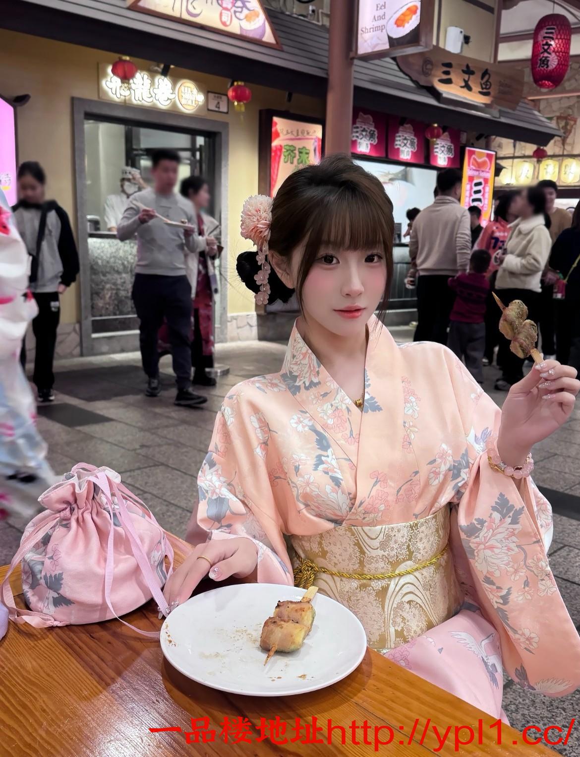 粉嫩汁水多逼紧骚妹，一插就喷