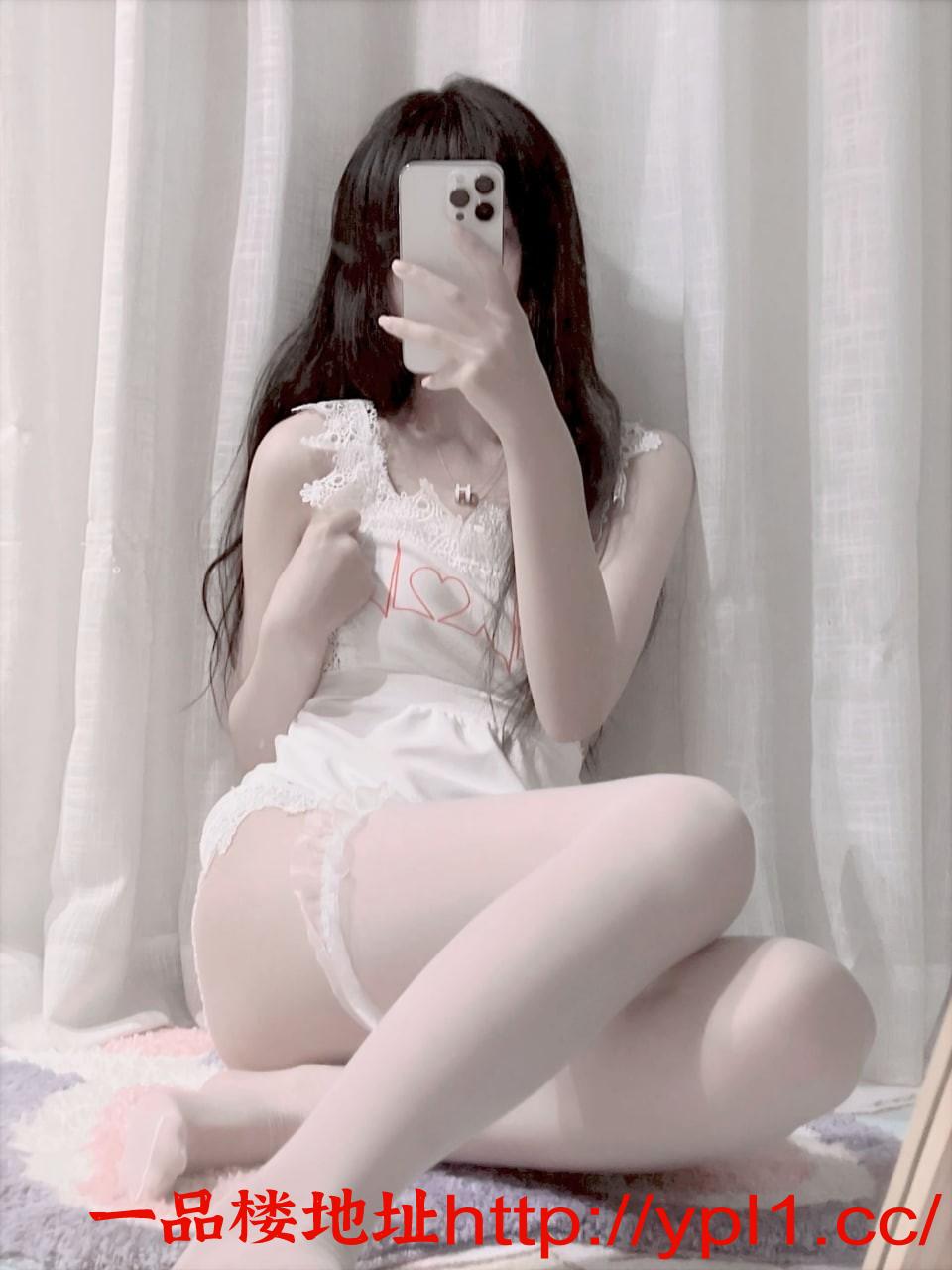 20岁小妹妹粉嫩蝴蝶B水多床单湿了一大片