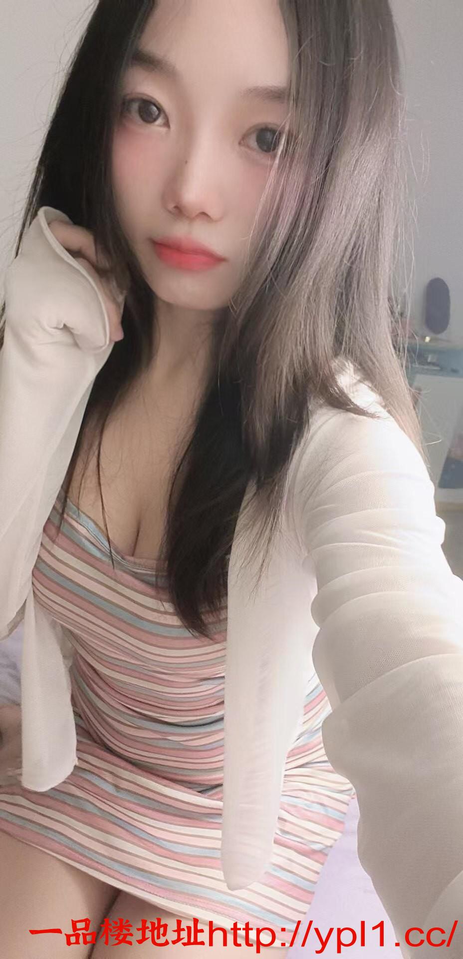 深喉口活超棒的小姐姐