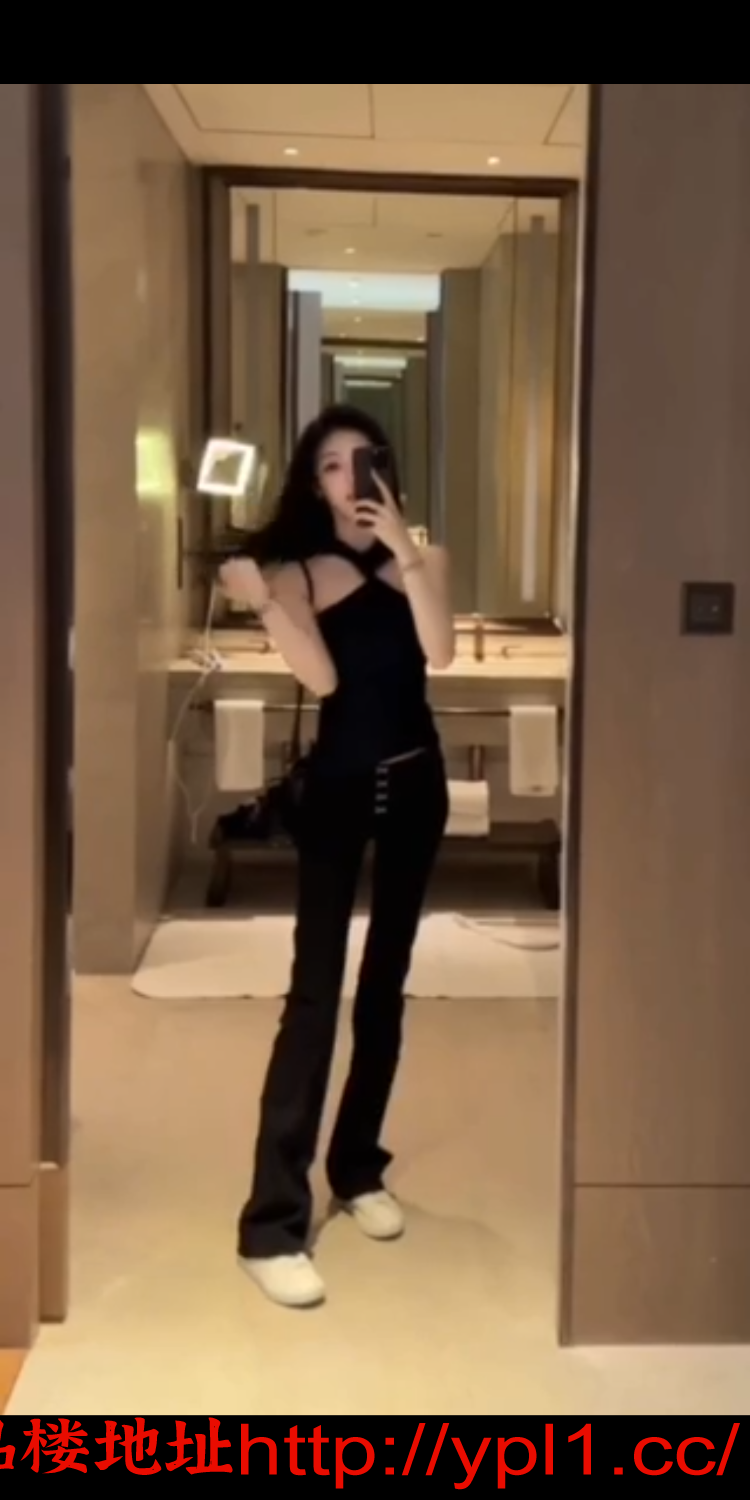 公司白领晚上偷偷兼职