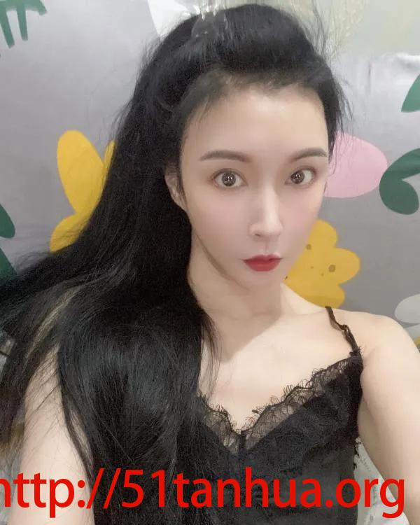 前凸后翘的小姐姐